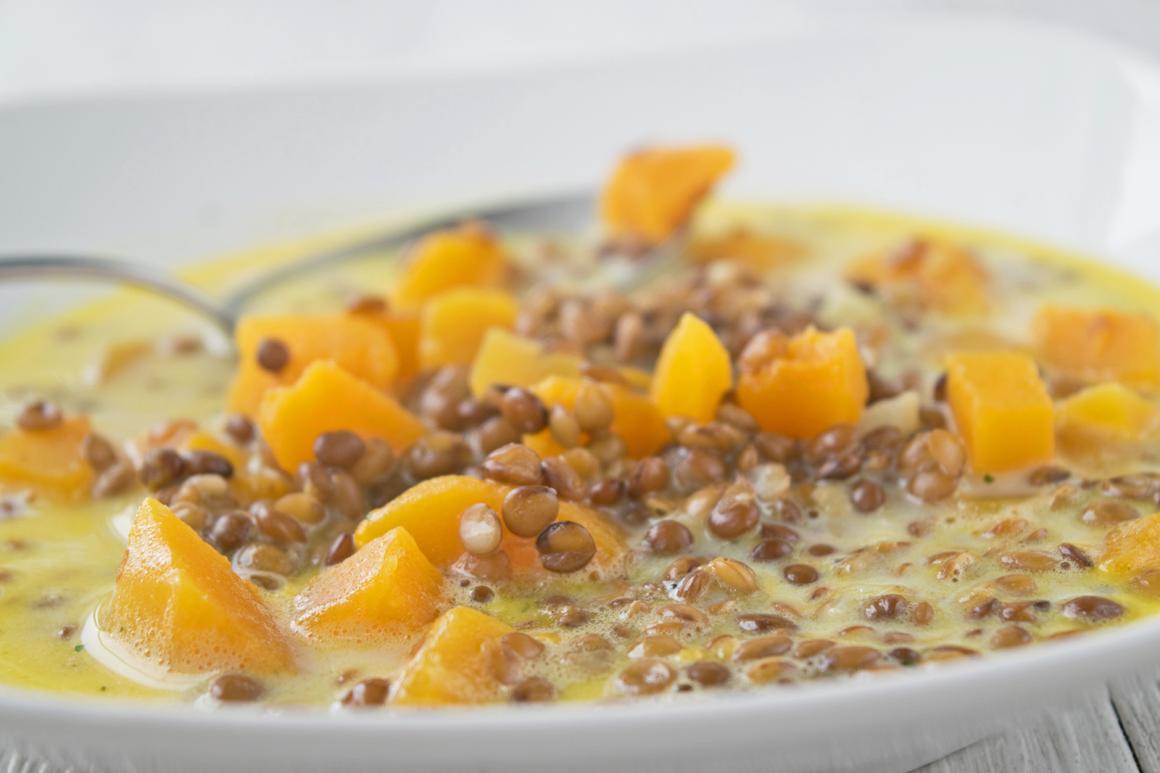 Kürbis-Kokossuppe mit gesunden Linsen
