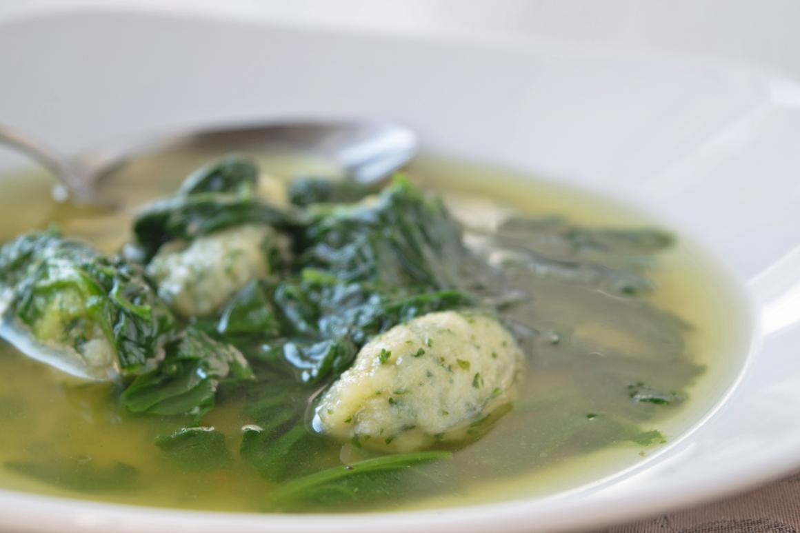 Klare Spinatsuppe mit Ricotta-Gnocchi