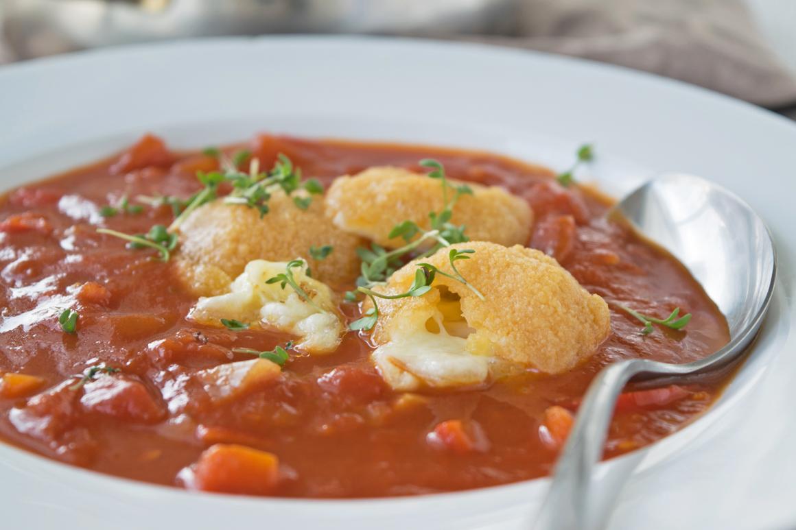 Tomatensuppe mit paniertem Mozzarella