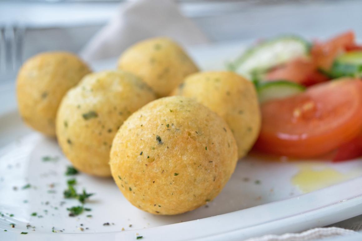 Bulgur-Kartoffelbällchen an frischem Salat