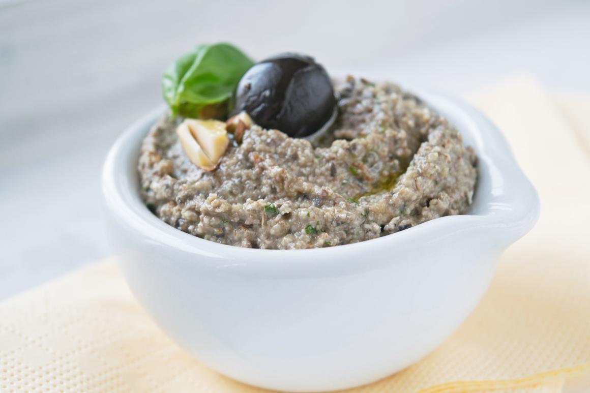 Olivenaufstrich mit Mandeln