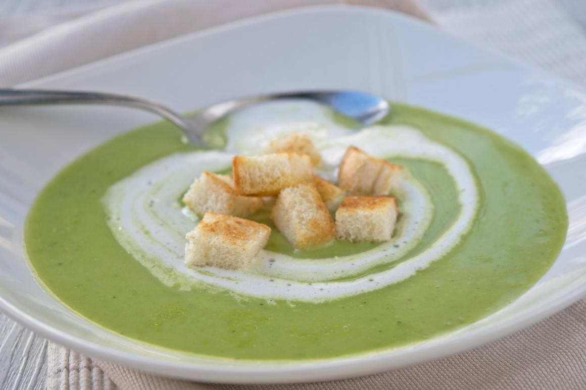 Erbsencremesuppe mit Croutons