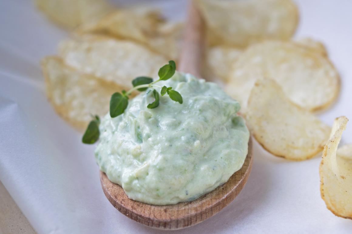 Gebackene Kartoffelchips mit Guacamole