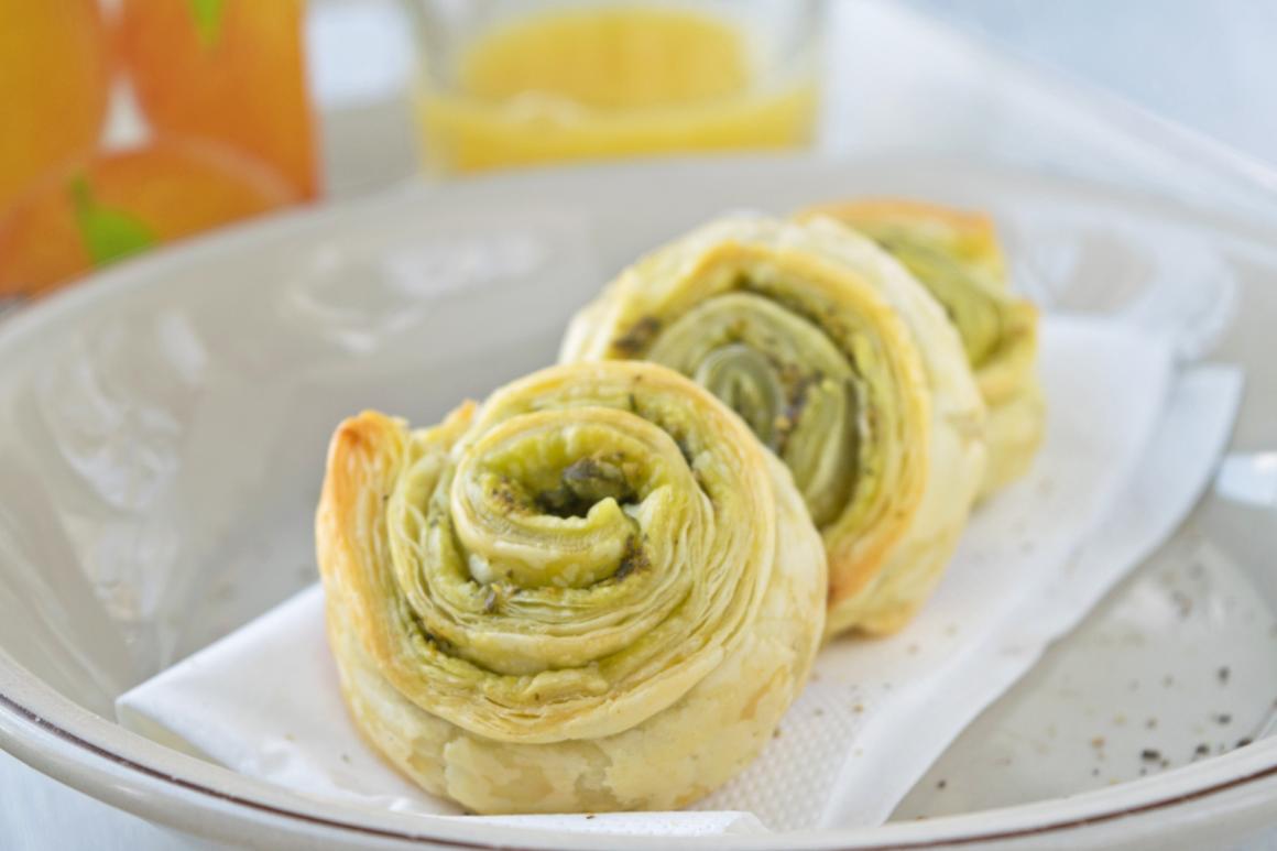 Pesto-Blätterteigschnecken