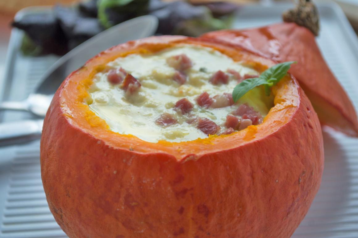 Gefüllter Gorgonzola-Kürbis