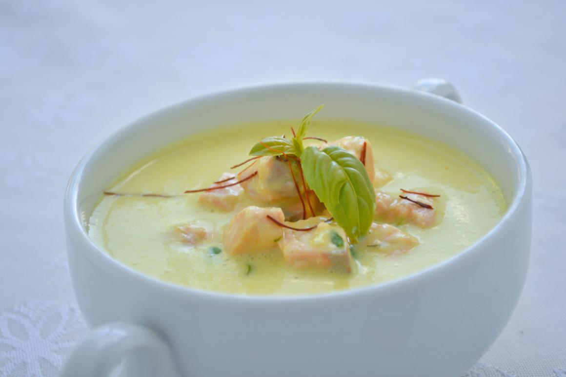 Safran-Suppe mit Lachsstreifen - Rezept