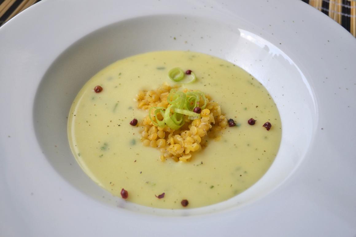 Kartoffelsuppe mit roten Linsen