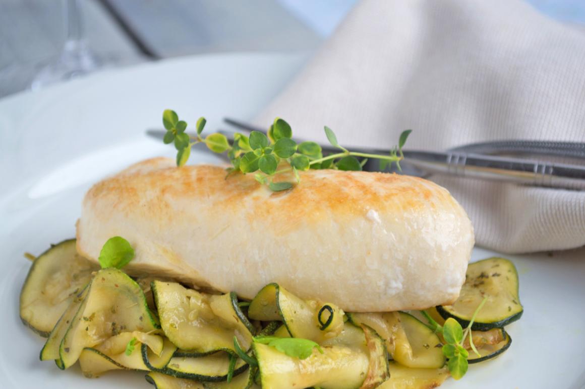 Pouletbrüstchen mit Zucchettisalat
