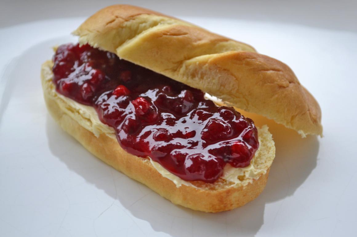 Himbeerkonfitüre mit Erdbeeren