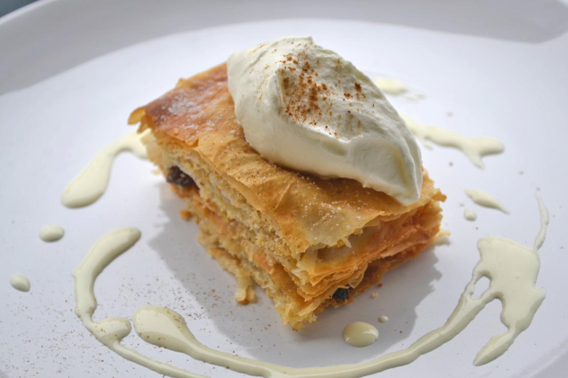Apfelstrudel mit Vanillesauce und Schlagrahm