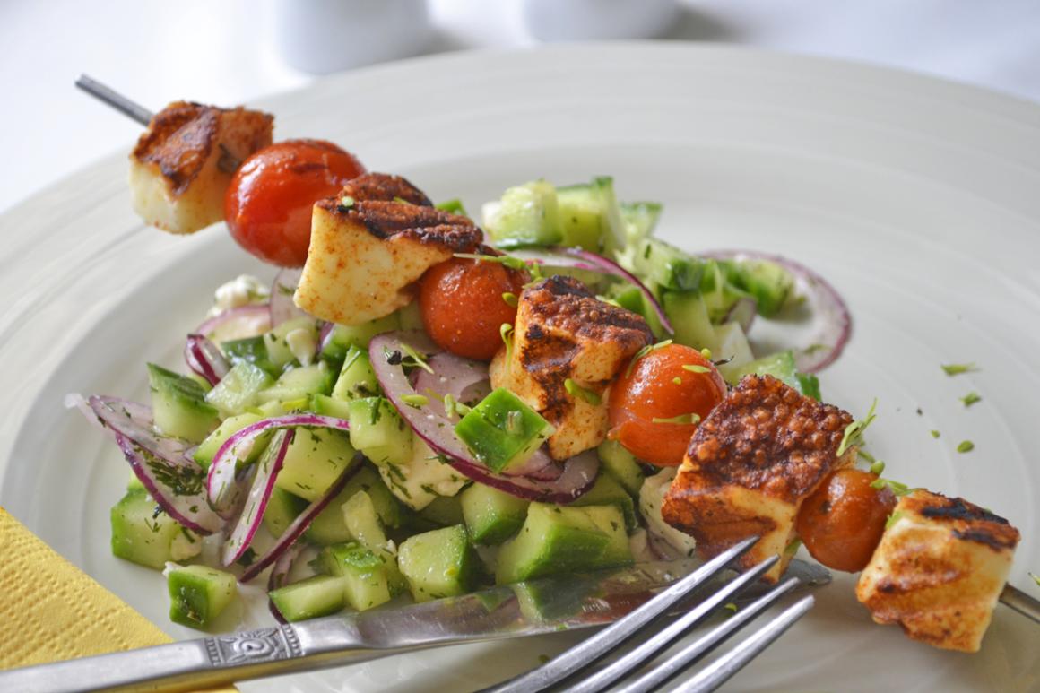 Spiess mit Grillkäse und Cocktailtomaten