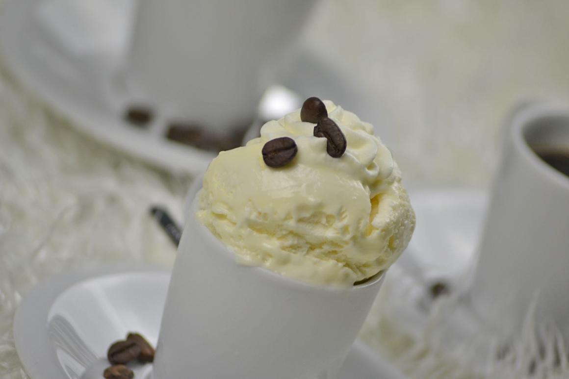 Weisse Kaffeeglacé