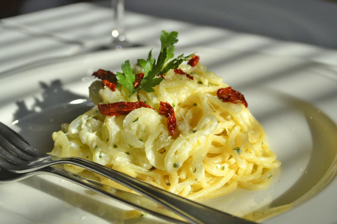 Linguines mit cremigen Zwiebeln