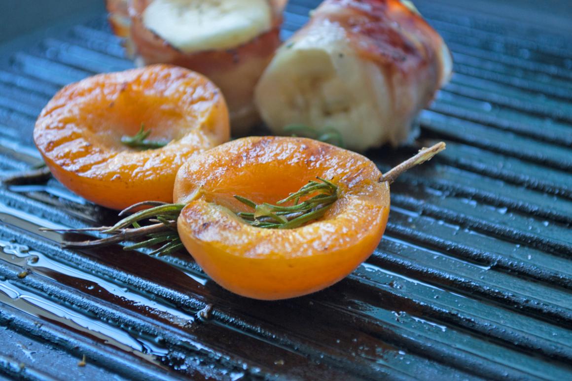 Süsse Aprikosen vom Grill