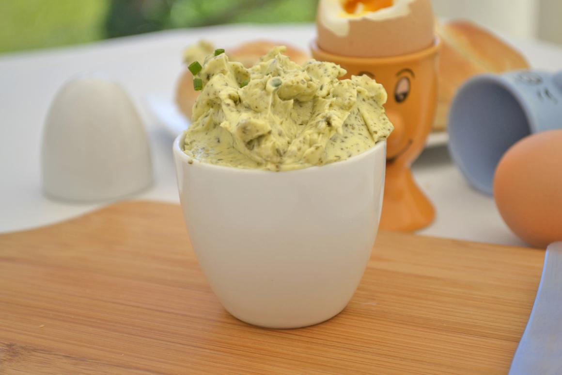 Feiner Kräuteraufstrich mit Butter