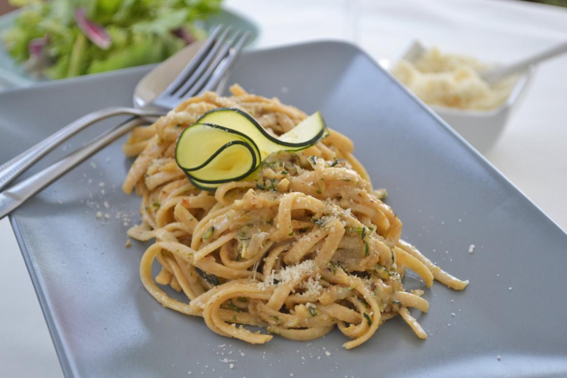 Linguini an Zucchetti-Pesto