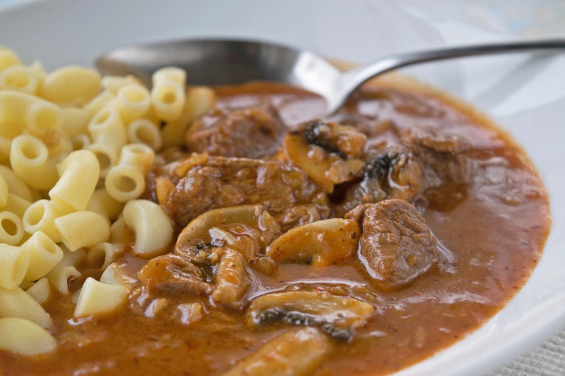 Herzhaftes Gulasch mit Nudeln