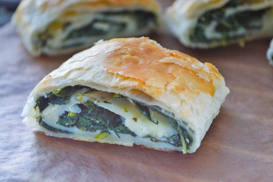 Blätterteigstrudel mit Blattspinat und Brennnesseln