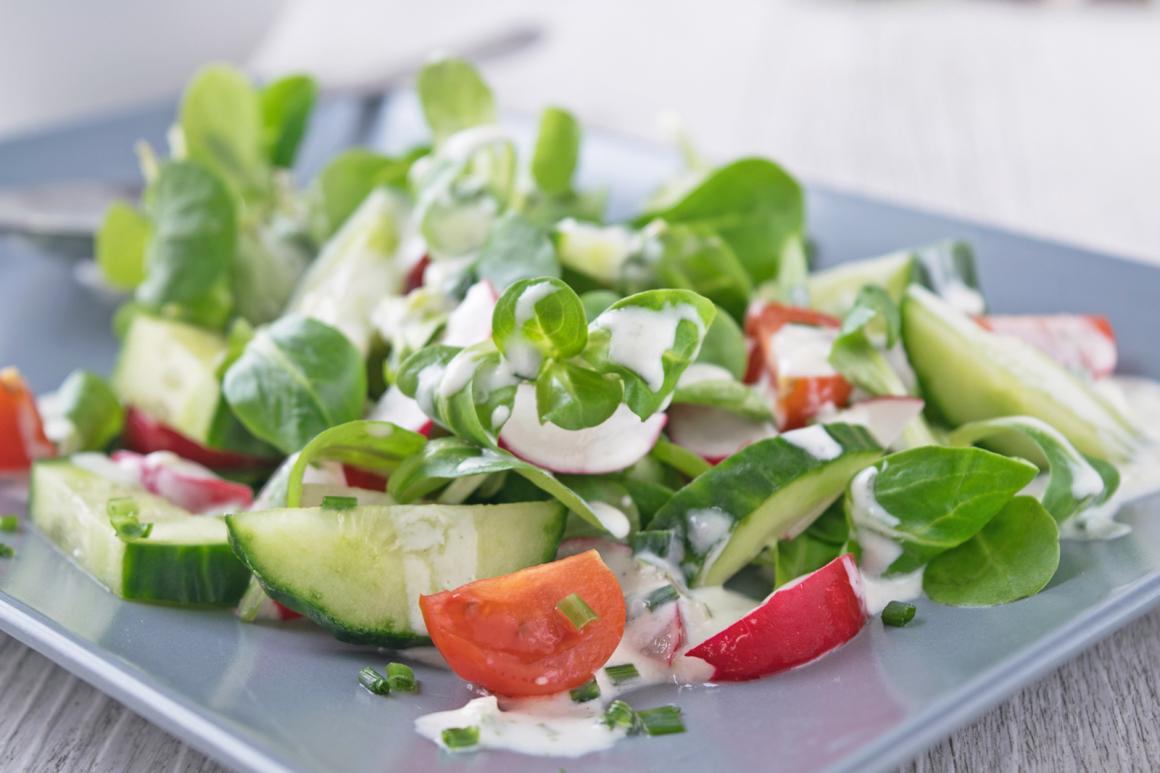 Farbenfroher Sommersalat