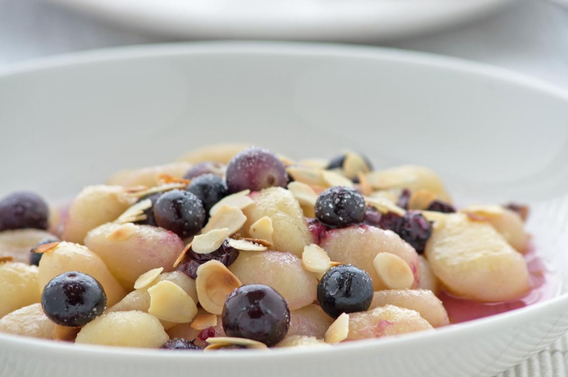 Süsse Gnocchi mit Heidelbeer-Kompott