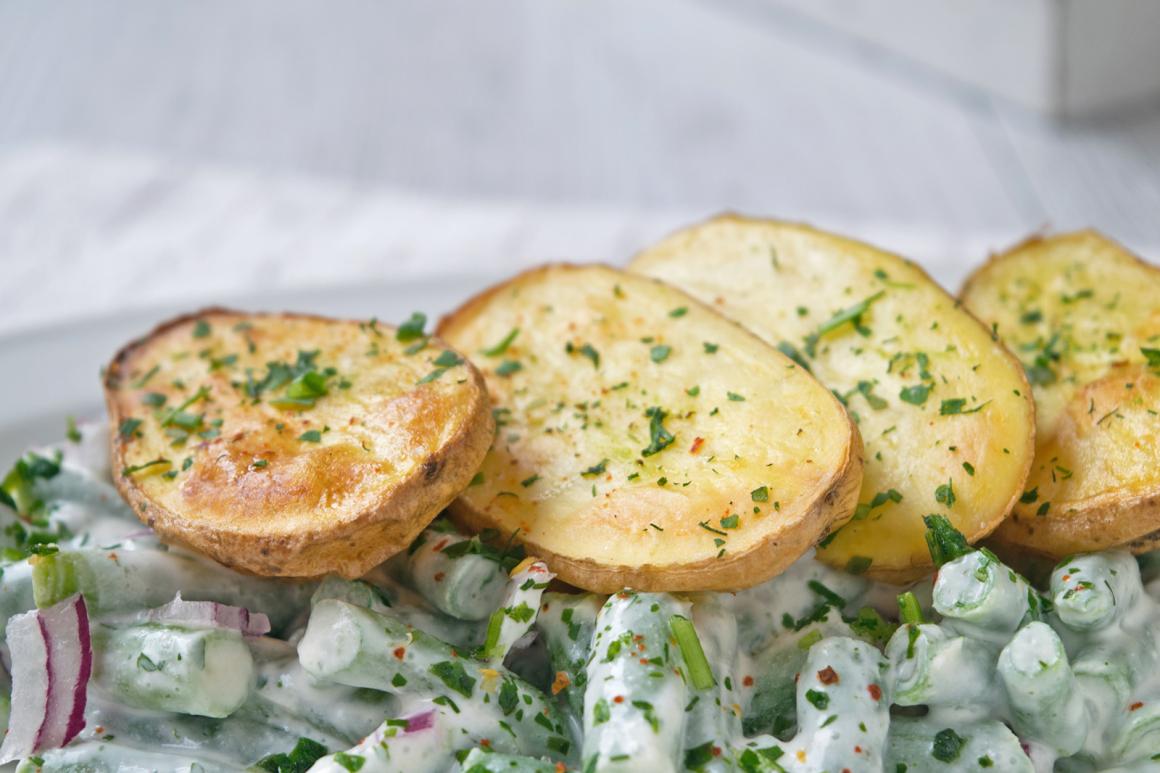 Knackige Ofenkartoffeln mit grünem Bohnensalat