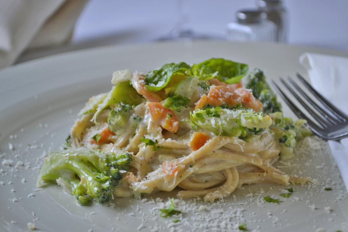 Spaghetti mit Broccolirösli und Cremesauce
