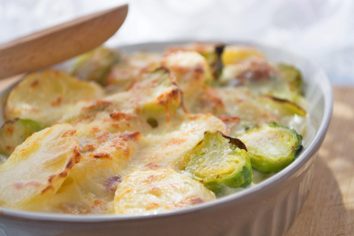 Kartoffelgratin mit Rosenkohl und Greyezer