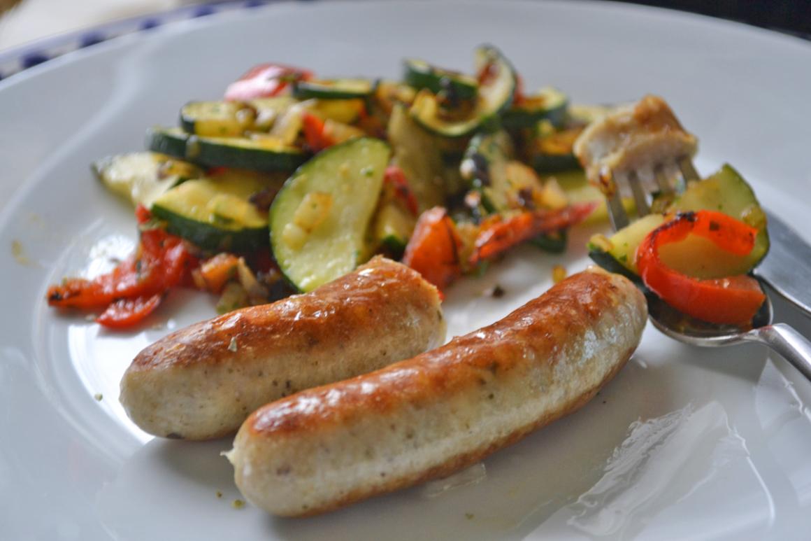Knackige Würstli mit Paprika und Zucchetti