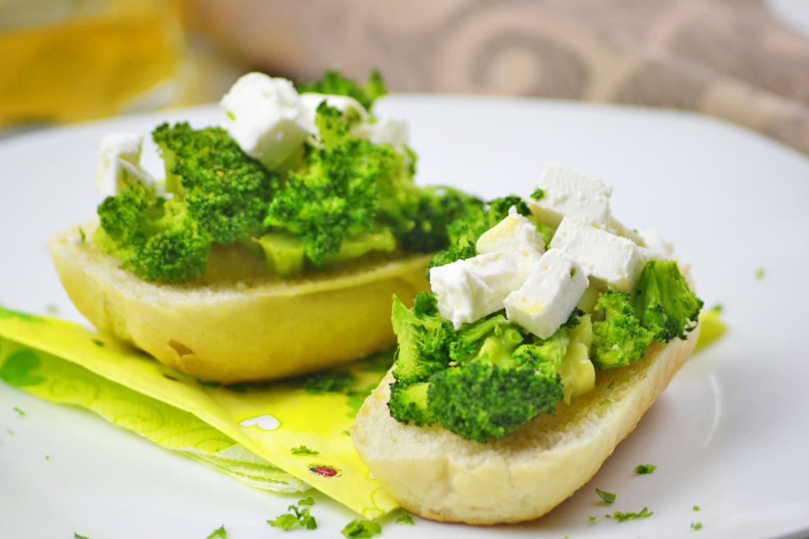 Broccolistiele auf Knoblibutterbrötchen und Ziegenkäse