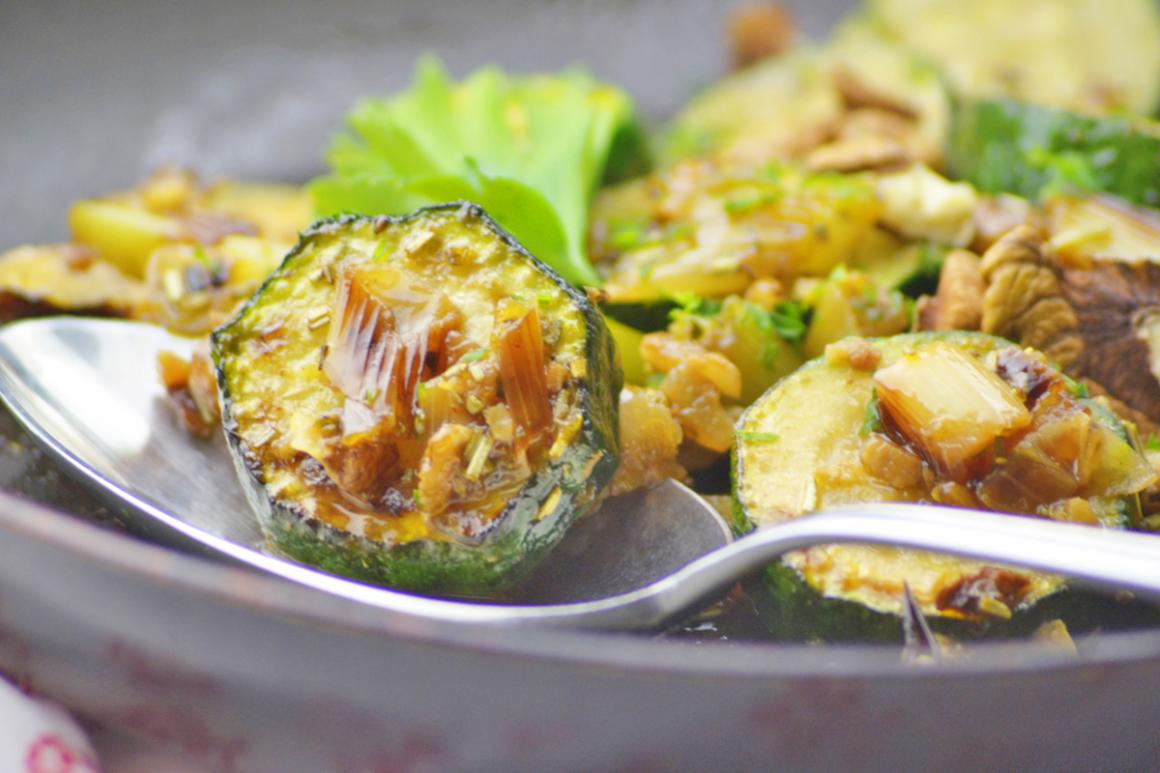 Zucchetti mit Baumnuss-Marinade