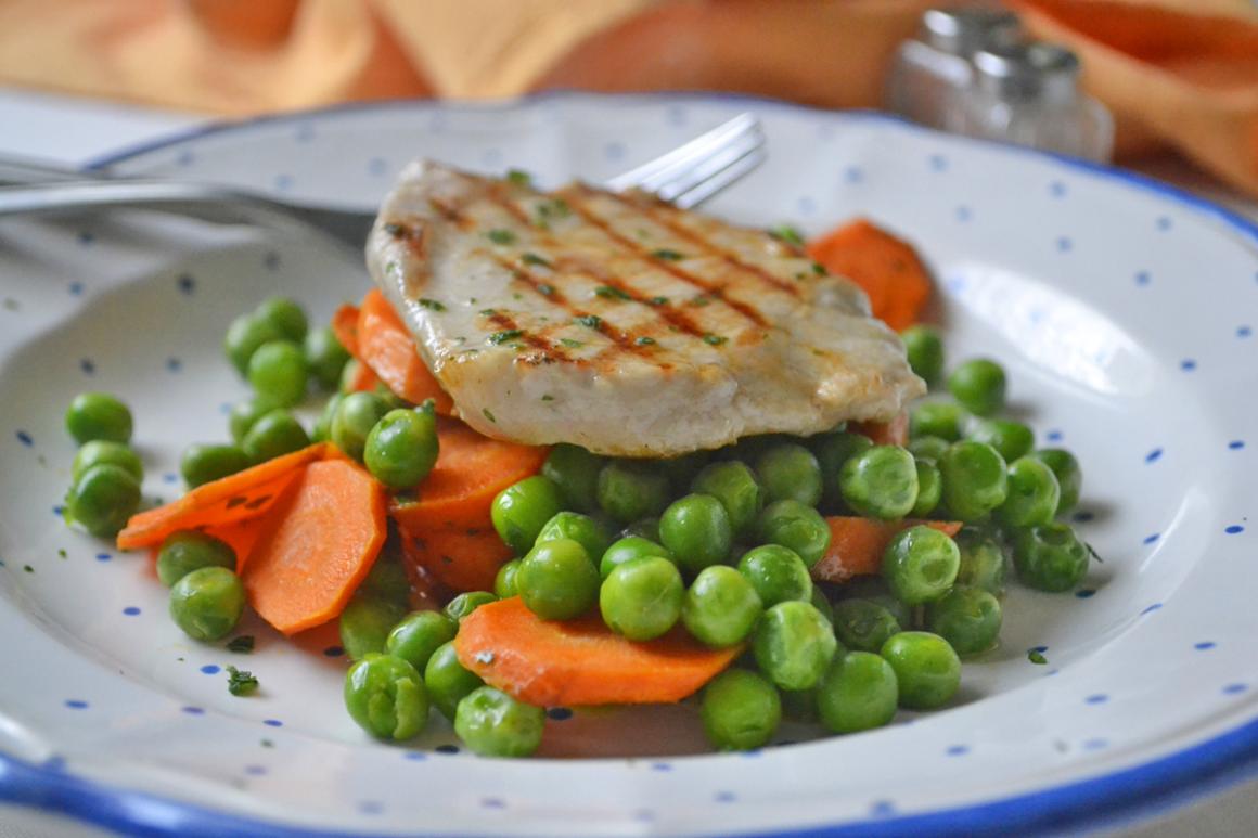 Schweinekoteletts mit Gemüse und Peterli