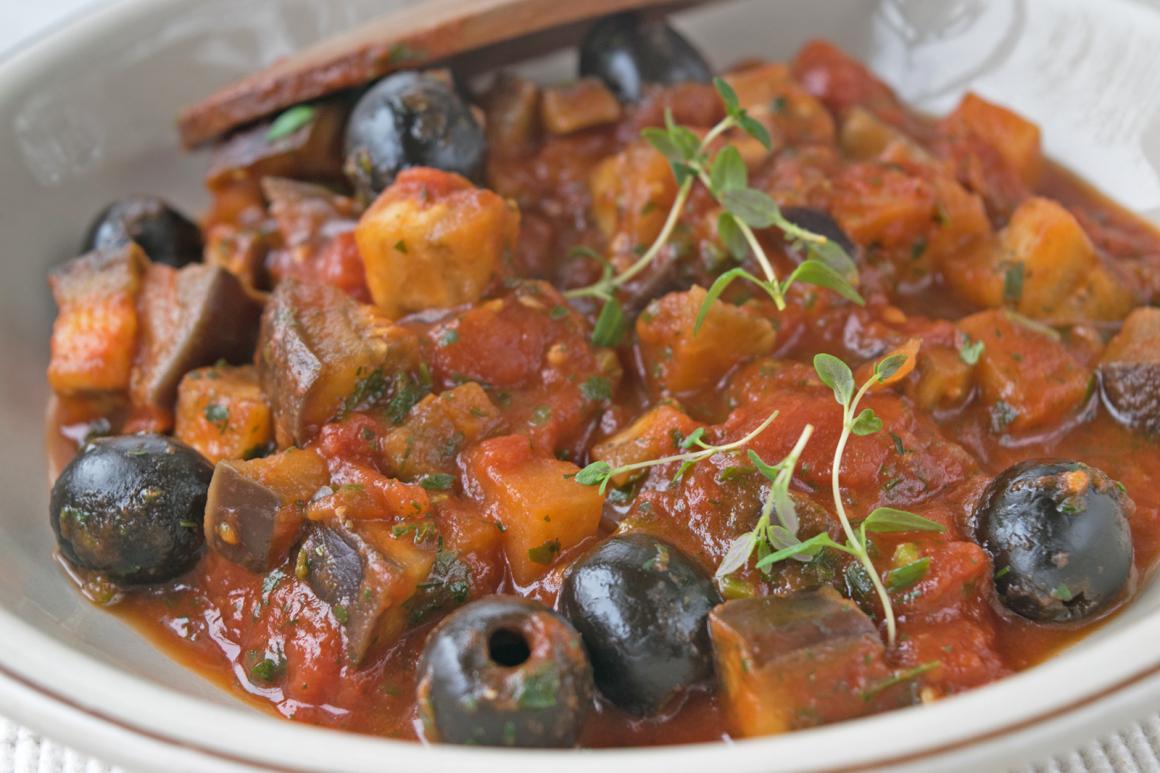 Gedünstetes Auberginengemüse mit Tomaten und Oliven