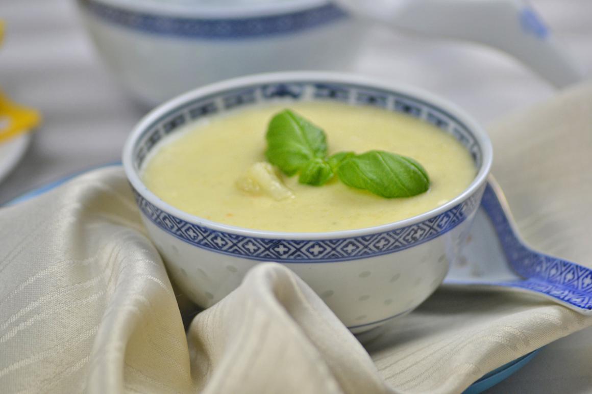 Cremige Blumenkohlsuppe mit weissem Shiro-Miso