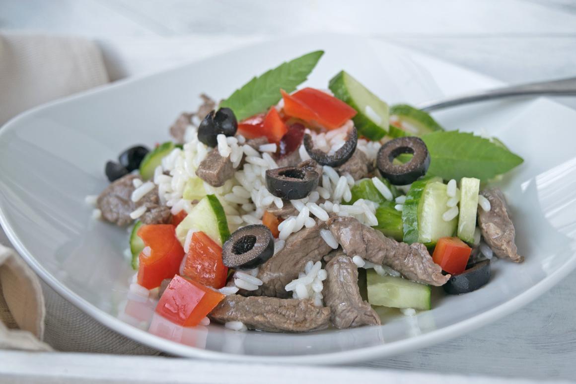 Kalter Reissalat mit Rindfleisch