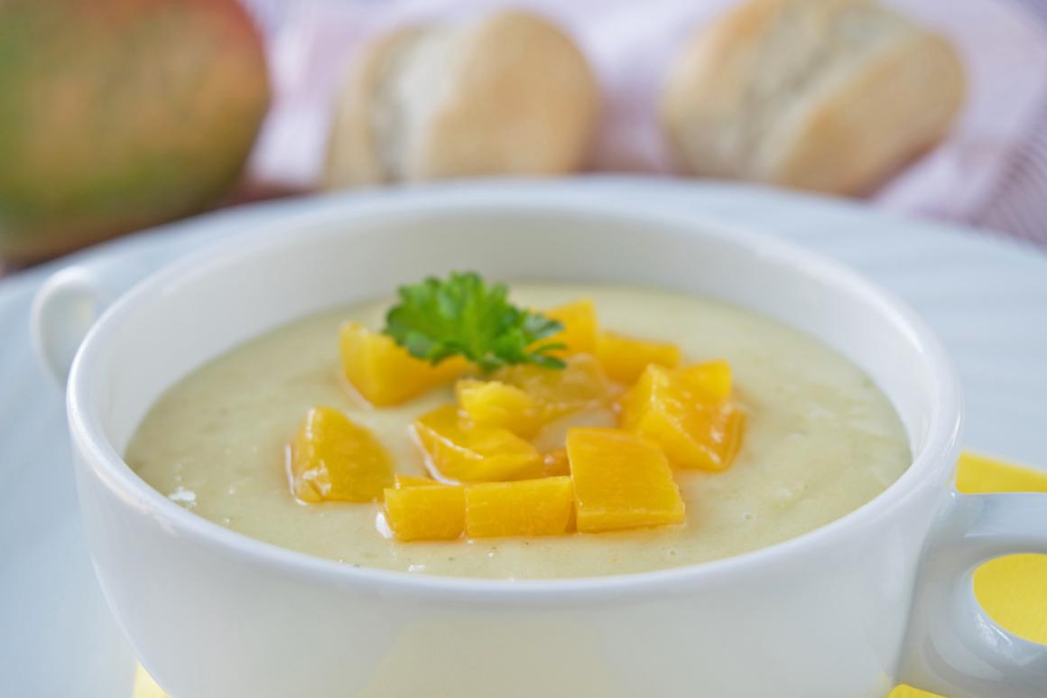 Cremige Kartoffelsuppe mit Mango und Koriander
