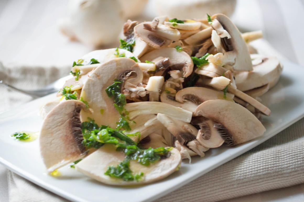Frischer Champignonsalat mit Kräutern - Rezept