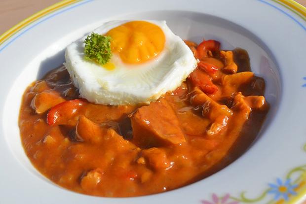Eierschwämmchengulasch mit Spiegelei