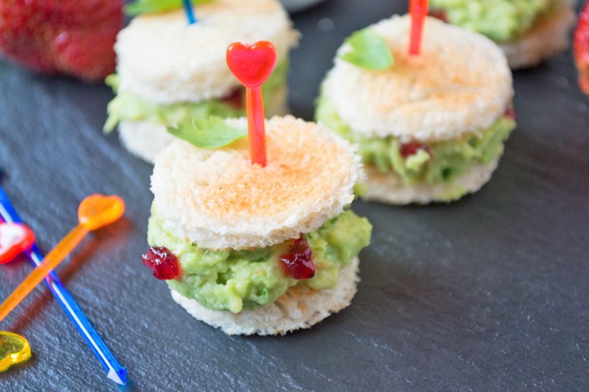 Verzierte Avocado-Toastbrötchen