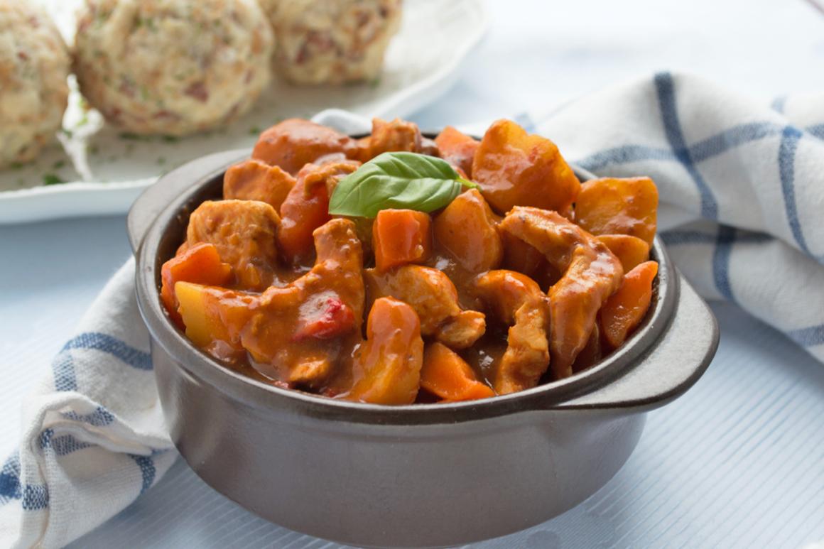 Gulasch mit Poulet und Rüebli