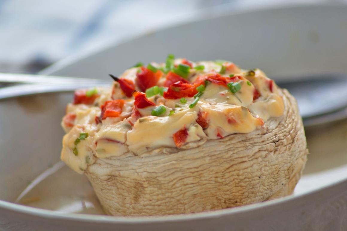 Gefüllte Champignons mit Frischkäse und Gemüse
