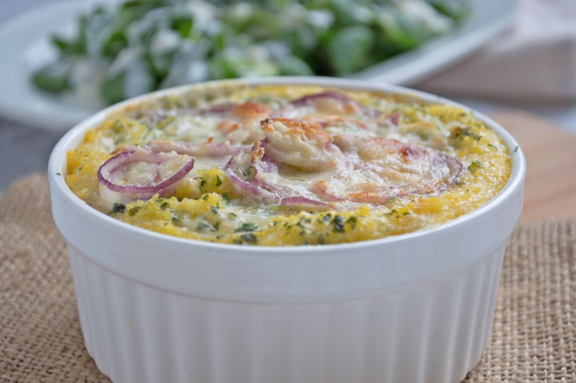 Polenta mit Schafskäse und frischen Kräutern