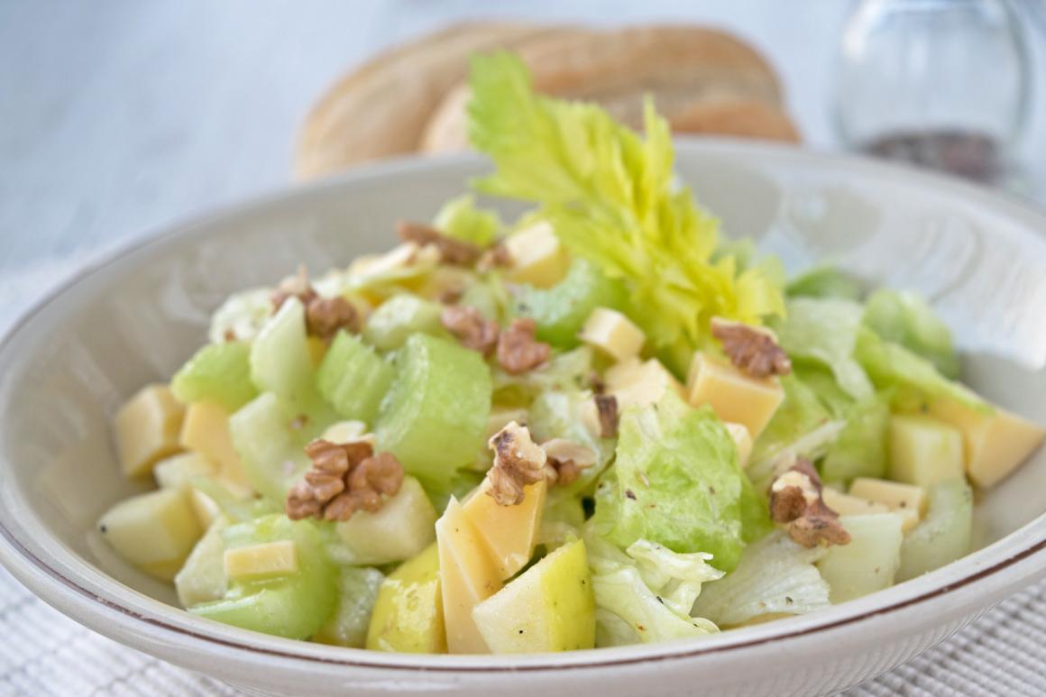 Apfelsalat mit Sellerie und Bauernkäse