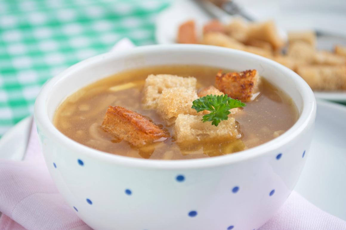 Appenzeller-Zwiebelsuppe mit Kümmel und Brotwürfelchen