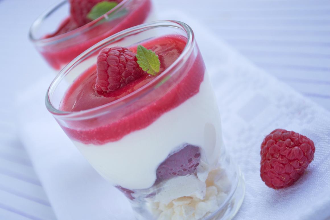 Dessert mit Himbeeren