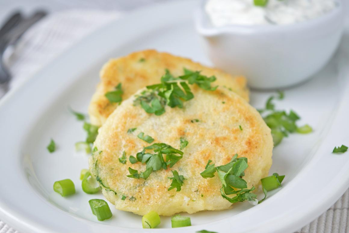 Gebackene Quarkpuffer mit Knoblauchsauce