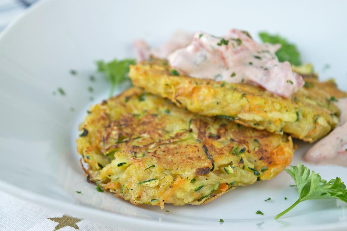 Pikante Gemüse Puffer an erfrischendem Tomatenquark