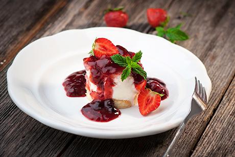 Feigen-Parfait mit Kirschen und Erdbeermark