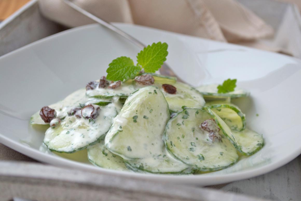 Gurkensalat mit Sultaninen