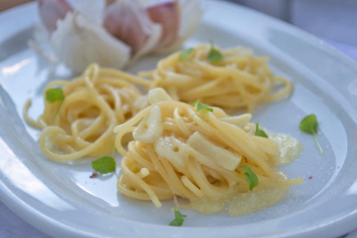 Knoblauch-Spaghetti-Häufchen