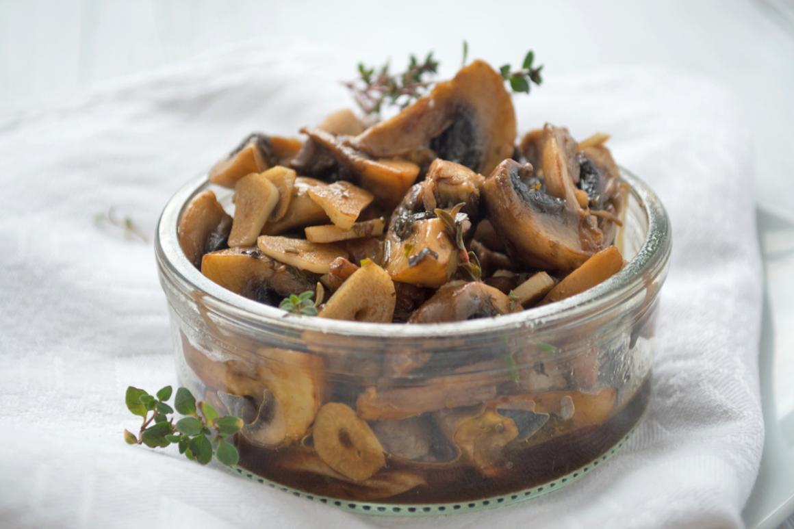 Marinierte Champignons mit Knoblauch